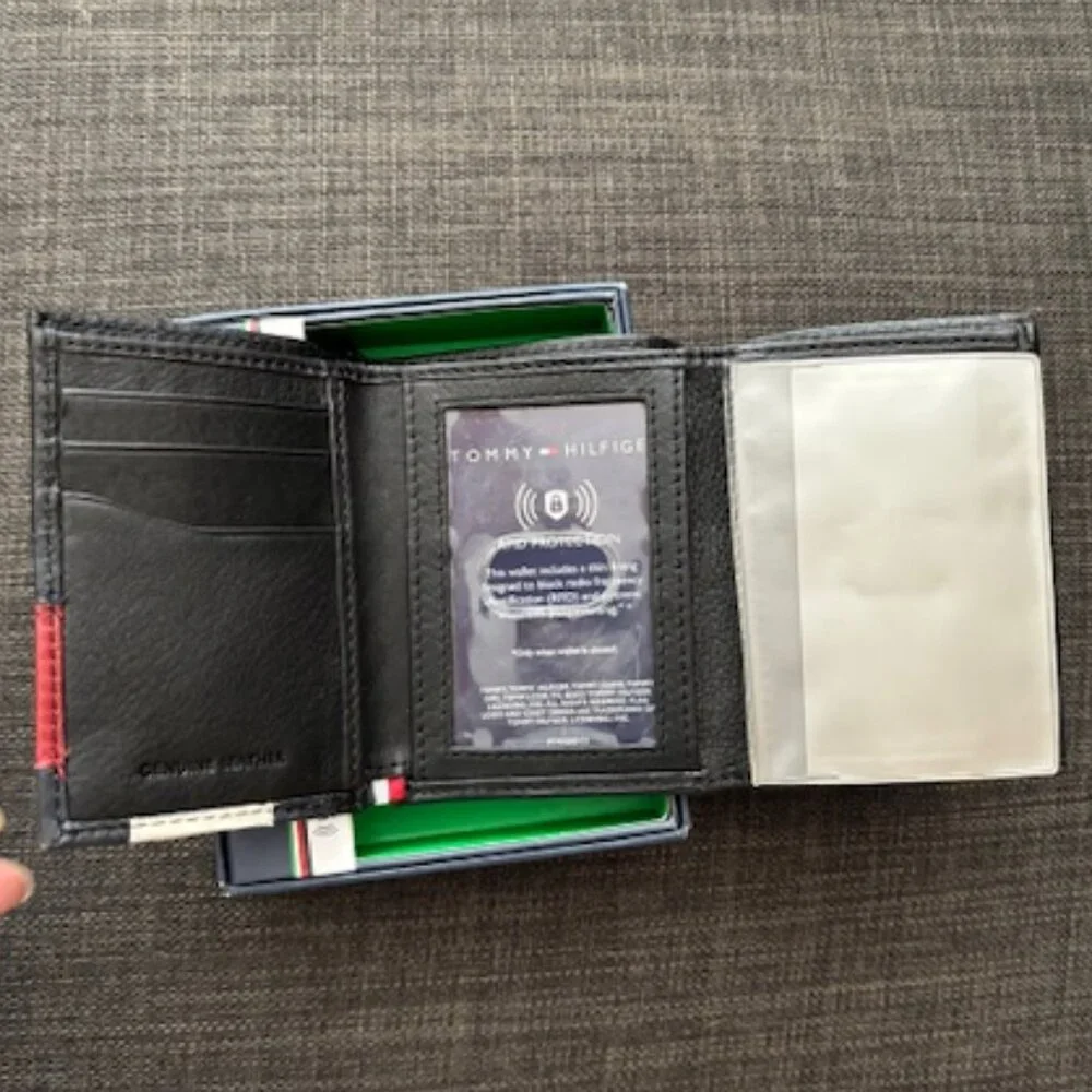 Tommy Hilfiger Orson II Angled Flag Trifold Leather Wallet